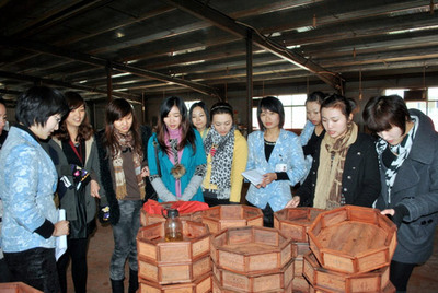 連天紅車(chē)隊(duì)美女參觀生產(chǎn)車(chē)間_企業(yè)動(dòng)態(tài)_連天紅(福建)家具